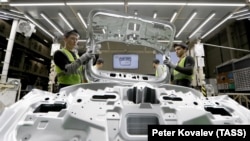 Выгрузка деталей кузова из пресса в одном из цехов завода Nissan в Санкт-Петербурге, 2019 год