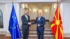 Președintele guvernului Republicii Macedonia de Nord, Dimitar Kovacevski (dreapta), și președintele Consiliului European, Charles Michel