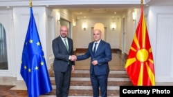 Kryeministri i Maqedonisë së Veriut, Dimitar Kovaçevski(djathtas), dhe presidenti i Këshillit Evropian, Charles Michel, në Shkup, më 5 korrik 2022.