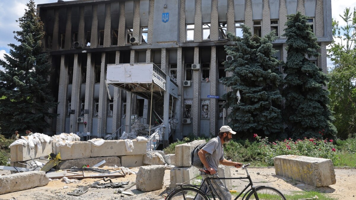 Зеленський доручив утворити 20 військових адміністрацій у Луганській області Зеленський доручив утворити 20 військових адміністрацій у Луганській області