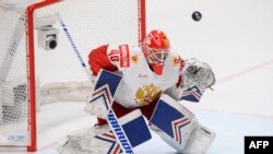 Ruski golman Alexander Georgiev brani svoj gol na utakmici Grupe B Svjetskog prvenstva u hokeju na ledu IIHF između Švicarske i Rusije 19. maja 2019. u Areni Ondrej Nepela u Bratislavi.