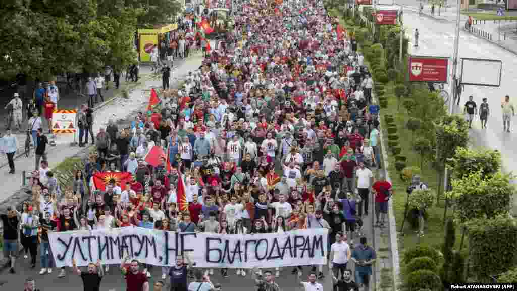 Hiljade ljudi na mitingu protiv kompromisnog predloga za okončanje spora Severne Makedonije sa Bugarskom i otvaranje pregovora za članstvo u EU, u Skoplju 6. jula 2022.