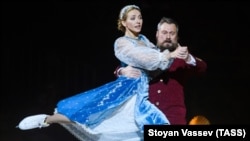 Tatiana Navka și Viktor Petrenko în cadrul spectacolului care a avut loc la Megasport Arena