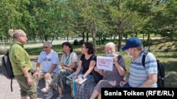 Люди собрались возле площади, где сегодня ожидался митинг в поддержку Украины. Они были с лентами в цветах украинского флага и с плакатами. Нур-Султан, 25 июня 2022 года