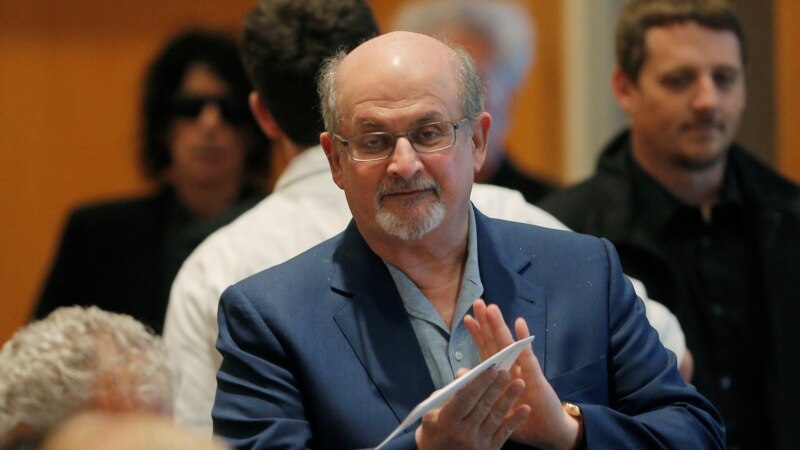 Salman Rushdie hiqet nga oksigjeni dhe tani është në gjendje të flasë
