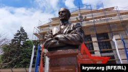 Памятник советскому и российскому актеру Василию Лановому в Керчи, июнь 2022 года