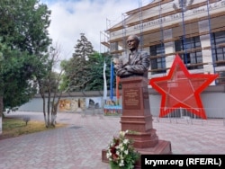 Памятник советскому и российскому актеру Василию Лановому в Керчи, июнь 2022 года