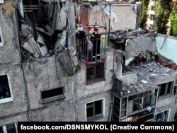 Зруйнований внаслідок ракетного удару будинок в Миколаєві