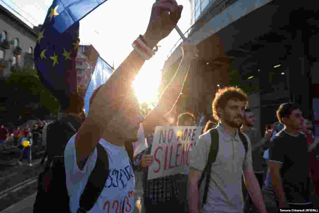 Georgians rally in support of European integration in Tbilisi on June 24. (Tamuna Chkareuli, RFE/RL)