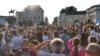 Хиляди хора се събраха на демонстрацията в подкрепа на кабинета на Кирил Петков в сряда вечерта. По същото време в парламента депутатите от ГЕРБ, ДПС, ИТН и "Възраждане" гласуваха за неговото падане.