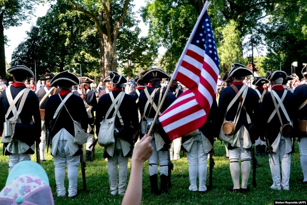 Një fëmijë duke valëvitur një flamur të Shteteve të Bashkuara, teksa shikonte një performancë gjatë festimit të Ditës së Pavarësisë në rezidencën e George Washingtonit, në Virxhinia.