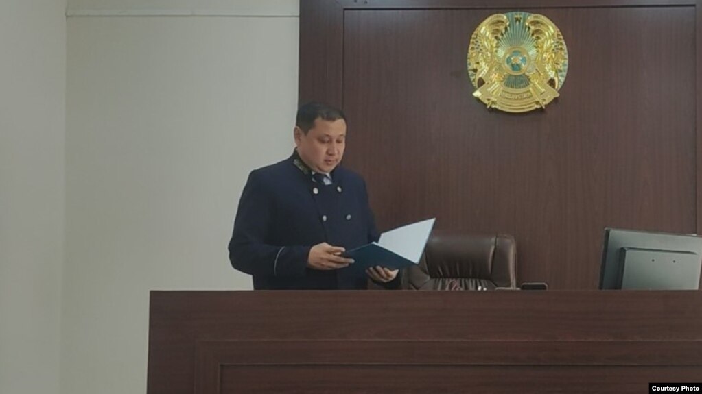 Судья Берик Курамысов оглашает приговор по делу экоактивистов из поселка Бестобе. Город Степногорск. 27 июня 2022 года 