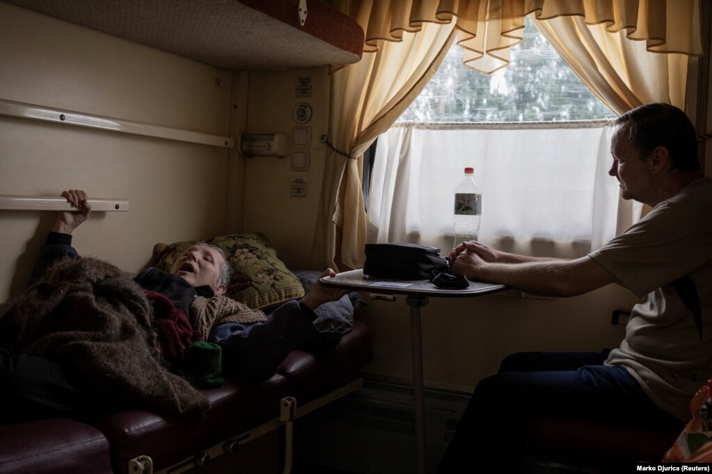 Këta janë Lyudmila dhe Volodymyri, ndër miliona ukrainasit që u detyruan të largohen nga shtëpitë e tyre.  