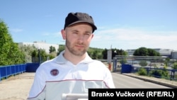 Milutin Kličković (30), deset godina radnog staža u fabrici Fijat, drži maketu modela Fijat 500L, Kragujevac 2022.