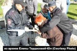 Разгон антивоенного пикета в Новосибирске