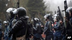 Қаңтар оқиғасында Алматы алаңында тұрған полиция. 2022 жылдың қаңтары