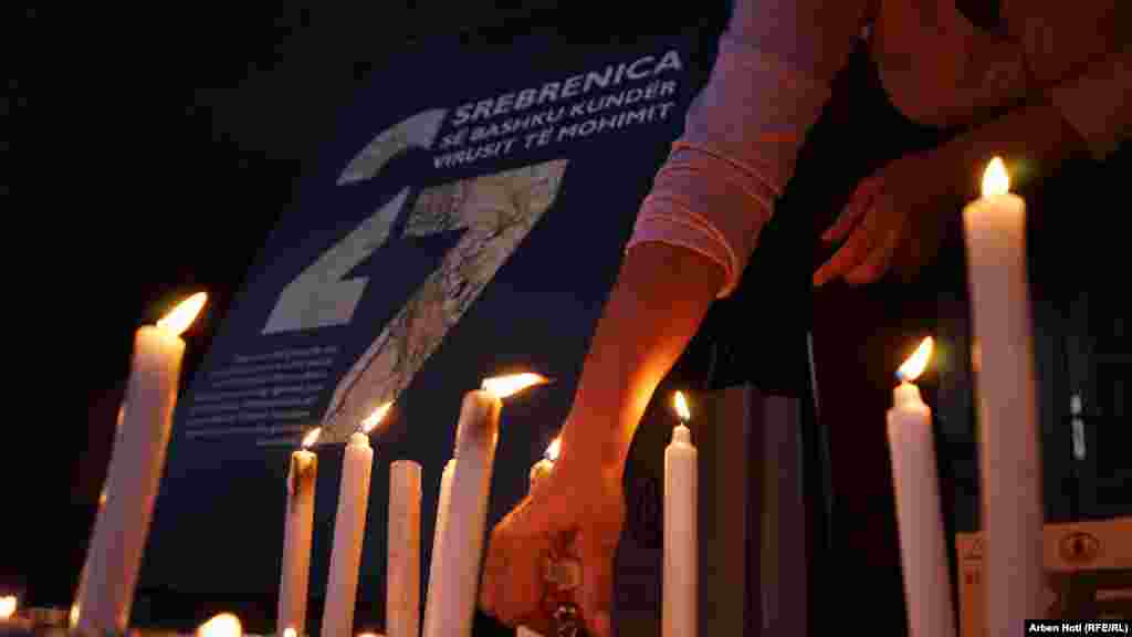 Vlasti u Srbiji, kao i srpski lideri u Bosni i Hercegovini, odbijaju da priznaju da se u Srebrenici dogodio genocid.
