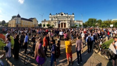 Стотици граждани се събраха пред сградата на Народното събрание в