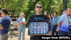 Активист держит плакат с надписью: «Свободу слову!» Алматы, 25 июня 2022 года