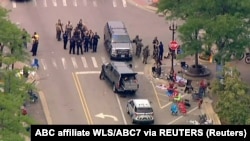 Поліція на місці стрілянини на параді 4 липня в передмісті Чикаго Гайленд-парку, штат Іллінойс, США (скрін із відео)