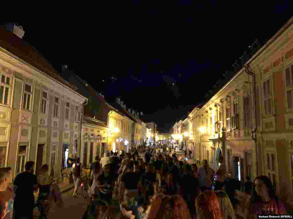 Kapije muzičkog festivala otvorene su 7. jula nešto posle sedam sati uveče, kada su posetioci krenuli ka Petrovaradinskoj tvrđavi.&nbsp; &nbsp;