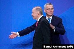 Generalni sekretar NATO-a Jens Stoltenberg i turski predsjednik Recep Tayyip Erdogan na samitu u Madridu