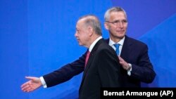 Sekretari i Përgjithshëm i NATO-s, Jens Stoltenberg, dhe presidenti i Turqisë, Recep Tayyip Erdogan, në margjina të samitit të NATO-s në Madrid më 29 qershor 2022.