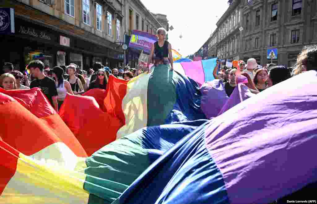 Ovo je mjesec u kom se održava najviše Povorki ponosa, kako u svijetu tako i na Balkanu.&nbsp;Između 10 i 12.000 pripadnika LGBTIQ+ zajednice bilo je na Zagreb Prideu. &quot;Zahtijevamo od grada da prepozna LGBTIQ+ zajednicu kao neodvojivi dio društvenog i kulturnog života Zagreba te da osigura uvjete za osnutak i izgradnju LGBTIQ+ centra&quot;, traže oraganizatori povorke u Zagrebu.