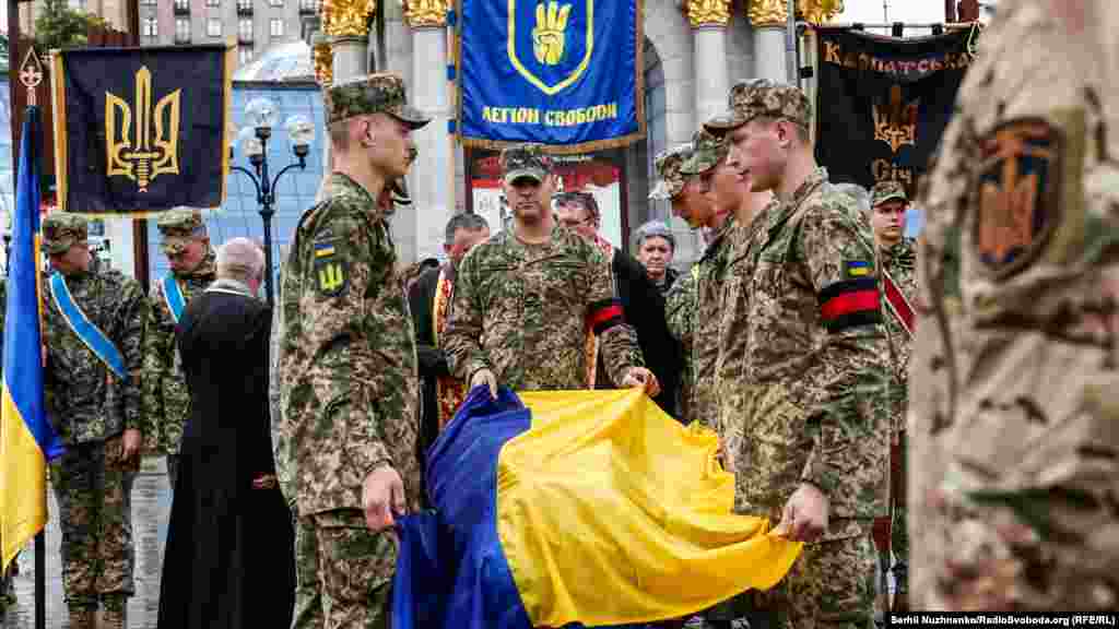 &laquo;На східному фронті загинув один із найпотужніших командирів &ndash; Олег Куцин. Засновник і багаторічний керівник &laquo;Легіону Свободи&raquo;, командир батальйону &laquo;Карпатська Січ&raquo; (49-й окремий стрілецький батальйон ЗСУ). Його знали як справжнього воїна, поважали як командира та добру людину з незламним характером&raquo;, &ndash; написав на своїй сторінці у фейсбуці міський голова Івано-Франківська Руслан Марцінків