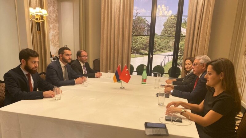Turkish, Armenian Envoys To Resume Talks