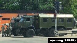 Російські військові біля магазину в окупованому Криму, ілюстраційне фот