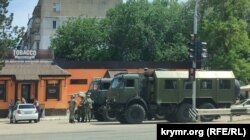 Российские военные у магазина на улице Московской, июнь 2022 года