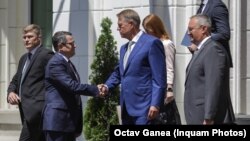 Directorul Serviciului Român de Informații (SRI), Eduard Hellvig, îi întâmpină pe președintele Klaus Iohannis și premierul Nicolae Ciucă, la prezentarea raportului de activitate pe anul 2021.