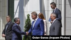 Președintele Klaus Iohannis și directorul SRI, Eduard Hellvig, la prezentarea raportului pe 2021 al agenției de informații. Discursul de ieri al directorului SRI pare să releve un conflict de viziune în interiorul SRI între „patriotism și globalism”. Nu există un astfel de conflict, subliniază Hellvig.