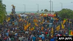 Protestuesit që kërkojnë dorëheqjen e Presidentit të Sri Lankës Gotabaya Rajapaksa mblidhen pranë kompleksit të Pallatit Presidencial të Sri Lankës në Colombo më 9 korrik 2022.