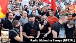 Лидерот на Левица Димитар Апасиев на протести против „францускиот предлог“ 