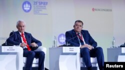 Anëtari i presidencës tre-palëshe të Bosnje e Herzegovinës, Milorad Dodik (djathtas) dhe Zëvendëskryeministri i Rusisë Andrei Belousov në Forumin Ekonomik Ndërkombëtar në Shën Petersburg, më 16 qershor 2022.