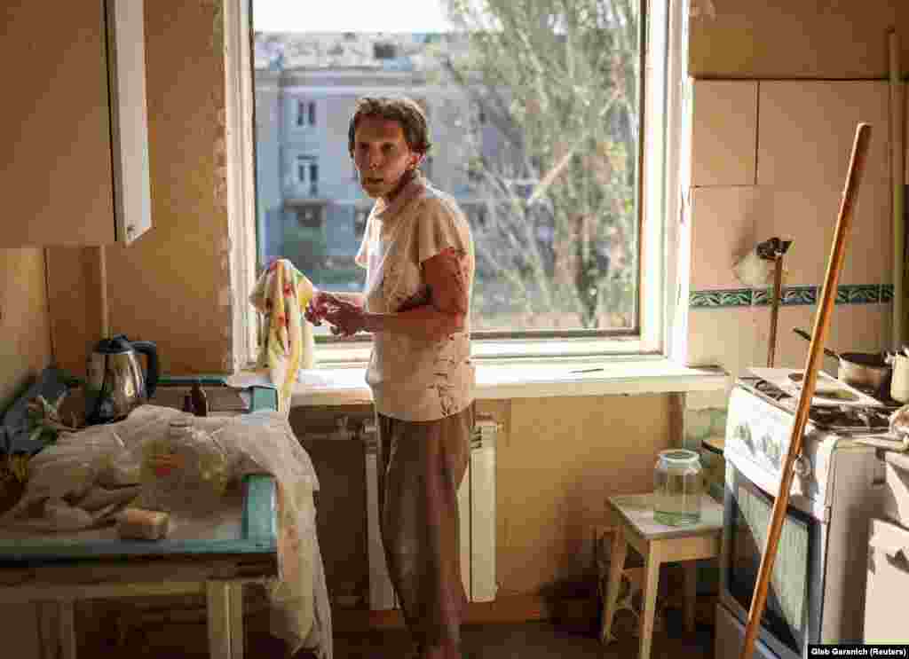 Okrvavljena Tetjana pokušava da očisti svoj dom oštećen tokom vojnog udara na Kramatorsk. &nbsp;