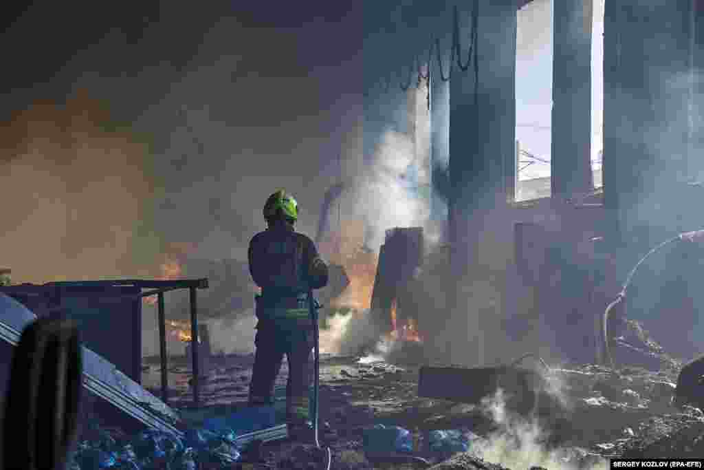 Вогнеборці гасять пожежу, яка виникла в промисловій зоні Харкова в результаті російського обстрілу. 20 червня 2022 року
