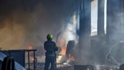 Pompierii încearcă să stingă un incendiu după un bombardament într-una dintre zonele industriale din regiunea Harkov, Ucraina, 20 iunie 2022 (Foto: EPA-EFE/SERGEY KOZLOV)