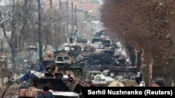 Уничтоженная российская военная техника в Буче, городе под Киевом, через неделю после начала вторжения. 1 марта 2022 года