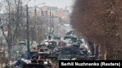 Военная техника на одной из улиц в городе Буча Киевской области