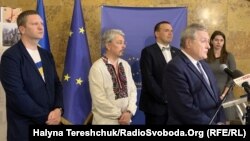 За словами міністра культури Польщі Пйотра Глинського (на передньому плані), у Польщі наразі реалізуються чотири проєкти для допомоги українським інституціями, які наразі розміщені в його країні