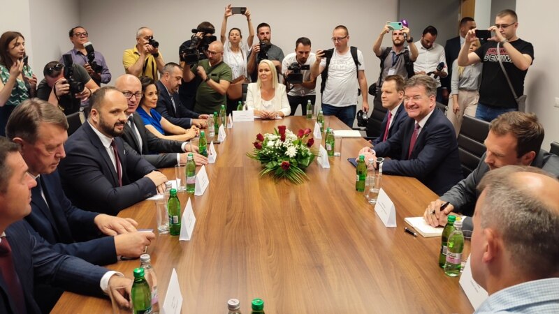 Lajčak u Mitrovici, optimističan oko sastanka Kurtija i Vučića