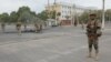სამხედროები პატრულირებენ ყარაყალპაკეთის დედაქალაქ ნუქუსში, უზბეკეთი. 3 ივლისი, 2022 წელი