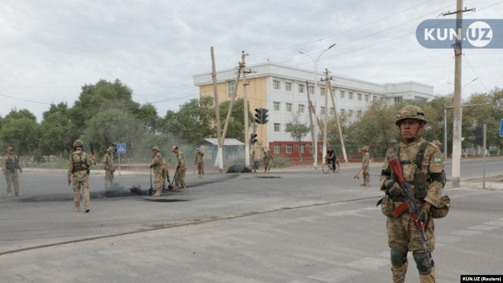Военные в столице Каракалпакстана после протестов против лишения суверенитета республики. 3 июля 2022 года