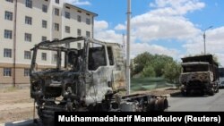 Остовы сгоревших машин в Нукусе. 6 июля 2022 года