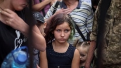 Люди в ожидании эвакуационного поезда из Покровска, 18 июня 2022 года 