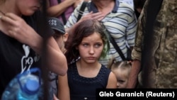 Люди в ожидании эвакуационного поезда из Покровска, 18 июня 2022 года 