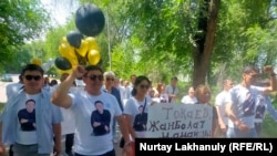 Supporters of jailed Kazakh opposition activist Zhanbolat Mamai celebrated his birthday outside the detention center where he is being held in Almaty on June 15.